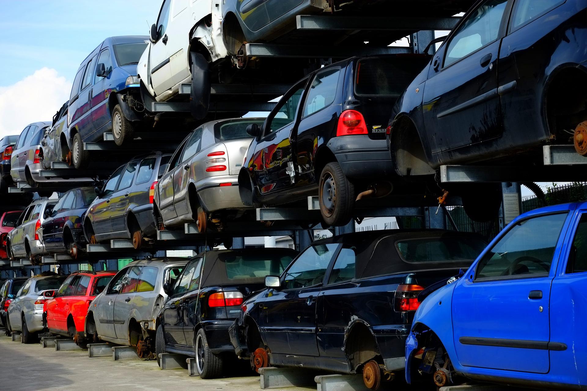 llevar un coche al desguace