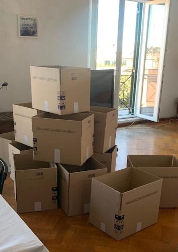 Boxes and a few pieces of furnitures for about 500kg